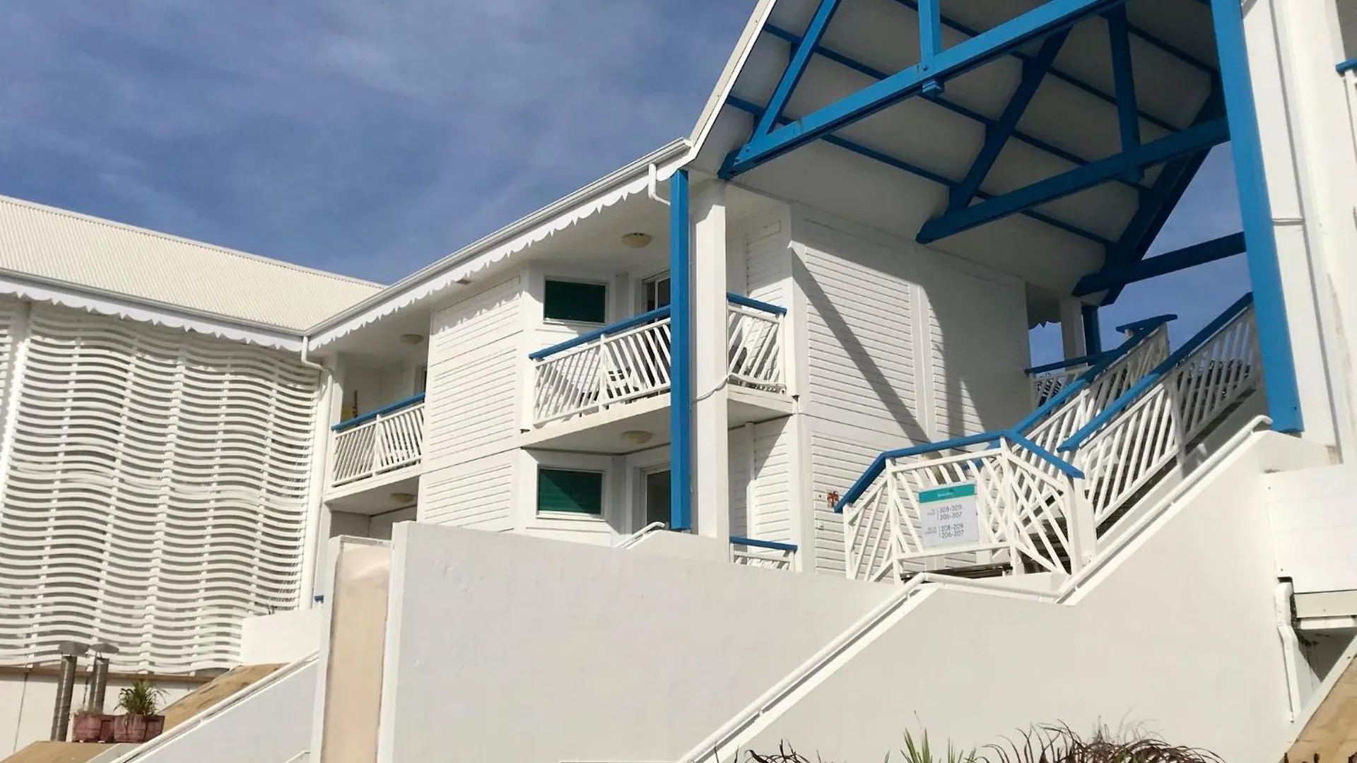 Appart hôtel Studio Vue Mer Dans Une Residence Creole Avec Piscine Et Lagon Saint-Francois